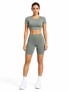 Ensemble de yoga noir 2 pièces pour femme : haut court à col rond et manches longues, short cycliste taille haute côtelé sans couture, tenue de sport - Product Image 1