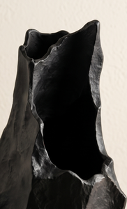 Vase d'art métallique noir de qualité supérieure, surface sculptée irrégulière, élégant support à fleurs pour centres de table de mariage et événements - Product Image 5
