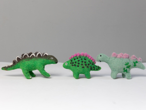 Juego de Adornos de Dinosaurios de Fieltro Hechos a Mano, Estilo Estegosaurio con Púas Verdes y Rosas, Decoración de Interiores, Regalo de Cumpleaños para Niños - Product Image 2