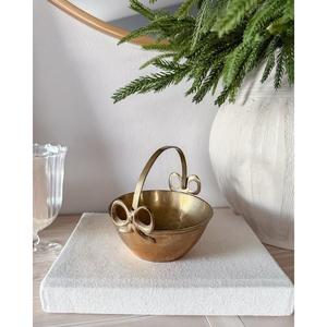 Panier vintage en laiton avec poignée, bol décoratif pour présentation sur table, décoration d'intérieur, idées cadeaux pour mariage et anniversaire - Product Image 1