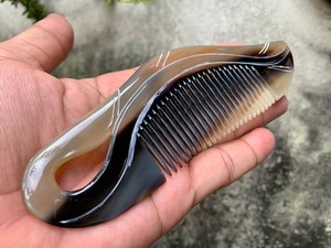 หวีแกะสลักจากเขาควาย งานฝีมือ รูปทรงพิเศษ คอลเลคชั่นดูแลเส้นผมสุดหรู - Product Image 4