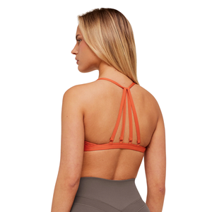 Sujetador deportivo minimalista para mujer con logo personalizado, naranja atenuado, de nailon y elastano, soporte ligero, con tiras, top de yoga para entrenamiento, gimnasio y fitness, naranja óxido. - Product Image 2