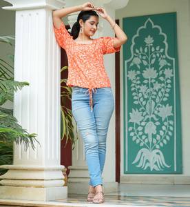 เสื้อผู้หญิงสีส้มผ้าเรยอนพิมพ์ลายดอกไม้ทรงปกติ แขนสั้น คอเหลี่ยม ดีไซน์สำหรับใส่ในโอกาสทางการช่วงฤดูร้อน ชุดเซ็ต 2 ชิ้นแบบยาว - Product Image 4