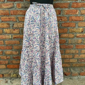 กระโปรงแม็กซี่สไตล์โบฮีเมียนสำหรับผู้หญิง ผ้าฝ้ายพิมพ์ลายบล็อก งานแฮนด์เมด ดีไซน์แบบจีปซี ทรงหลายชั้น เอวยางยืด ระบายอากาศได้ดี - Product Image 1