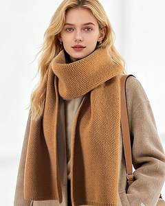 Bufanda Tejida Unisex de Moda Urbana - Bufanda de Invierno con Logotipo Personalizado - Bufanda Moderna de Punto Acanalado Suave - Product Image 2