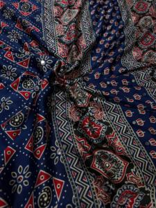 Sari Tradicional Indio de Satén Japonés Suave con Estampado Ajrakh y Trabajo de Espejo Real, Elegante para Bodas, Fiestas y Playa - Product Image 3