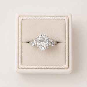 Anillo de Compromiso con Diamante Ovalado Cultivado en Laboratorio, Anillo Solitario de Diamante en Platino, Joyería Fina, Regalo para Ella, Anillo de Aniversario - Product Image 5