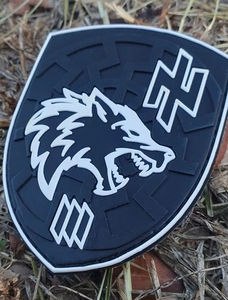Étiquette de logo en silicone PVC gaufré de haute qualité pour vêtements, patchs PVC imprimés en 3D personnalisés, logo à transfert thermique pour vêtements sur mesure - Product Image 1