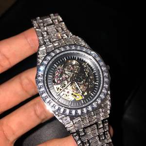 Reloj de Joyería Hip Hop con Diamantes Moissanite Cultivados en Laboratorio, Corte Redondo VVS, Correa de Goma, Reloj Mecánico Hecho a Mano - Product Image 2