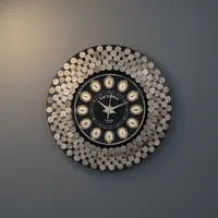 Horloge murale en bois artisanale Victoria, analogique à quartz, fonctionnant à piles, ronde, motif pièces de monnaie noires, Huda Handicrafts