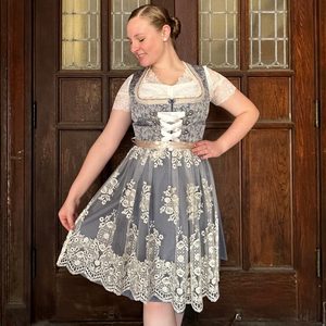 Robe Dirndl de style bavarois pour femmes, grise, en dentelle florale, coupe trapèze, mini, avec ceinture, manches courtes, costume folklorique vintage - Product Image 2
