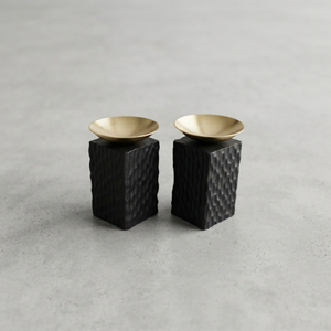 Brûleur à bakhoor moderne en métal doré sur un support en pilier noir texturé, design contemporain saisissant pour la fragrance d'intérieur - Product Image 5