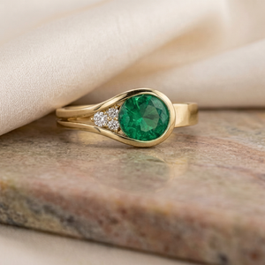 Bague en or massif 10 carats avec pierre verte et diamants moissanite blancs, fabrication sur mesure de bijoux fins pour femmes - Product Image 1