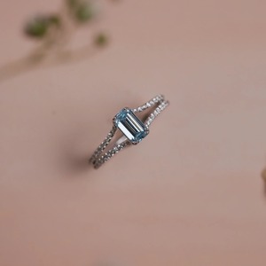 Anillo de Compromiso de Oro Blanco de 14K con Diamante Cultivado en Laboratorio de Corte Esmeralda Azul de 0.74CT, Diseño de Vástago Dividido, Fabricante Mayorista OEM ODM Personalizado - Product Image 1