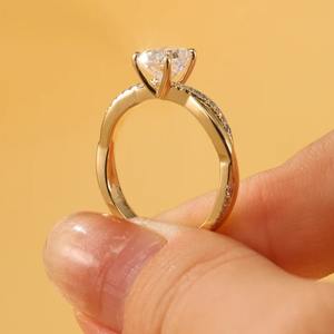 Bague de fiançailles en moissanite de luxe à taille ovale pour femme, disponible à un prix d'exportation abordable - Product Image 3