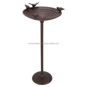 Bain d'oiseaux classique en métal pour jardin, patio, design élégant, base robuste, attirant les oiseaux, avec bassin de rétention d'eau. - Product Image 1