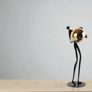 Escultura moderna de figura humana sosteniendo bolas doradas, pieza decorativa para exhibir en estanterías, mesas auxiliares y el interior de la oficina. - Product Image 5