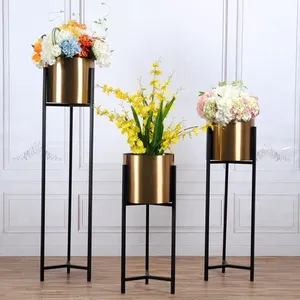 Macetero rústico de metal con soporte para hogares urbanos y lofts, con una elegante superficie dorada para espacios interiores y exteriores. - Product Image 1