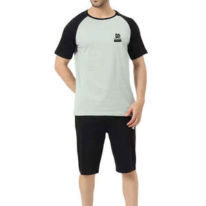 Ensemble T-shirt et short en toile de coton respirant pour homme, style simple et unique, avec logo frontal et cordon de serrage, design décontracté - Product Image 1