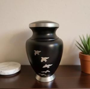 Urne funéraire antique noire grande taille en aluminium fait main style Art Déco 3,4 L avec glaçure craquelée thème oiseaux, vase de table - Product Image 2