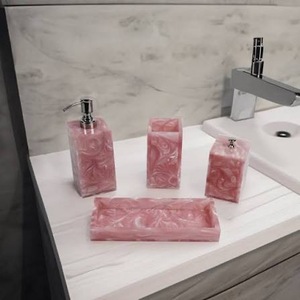 Juego de Baño Redondo Portátil Moderno de Tres Piezas de Resina Acrílica Azul Cielo de Lujo de ILAHI con Diseño Floral Uttar Pradesh - Product Image 5