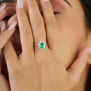 สินค้าคุณภาพสูงมาใหม่ 0.86 กะรัต แหวนหมั้นประดับมรกตและเพชรสำหรับทุกเพศ ทองคำขาวแท้ 14K ของขวัญแต่งงาน เครื่องประดับ - Product Image 4