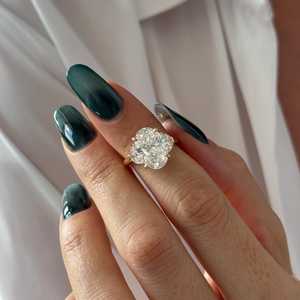 Anillo de Compromiso de Tres Piedras con Diamantes Cultivados en Laboratorio de 4 Quilates, Corte Oval y Media Luna, Oro Amarillo de 14k, Certificado IGI - Product Image 1
