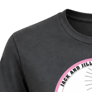 T-shirt décontracté gris anthracite à col rond et manches courtes avec écusson brodé Jack & Jill et motif circulaire sur la poitrine, personnalisable - Product Image 4