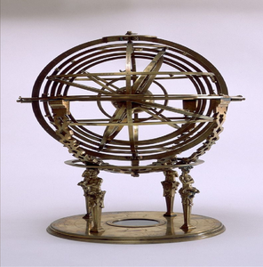 Esfera armilar antigua de latón con globo celeste dorado en su interior, sobre pedestal, disponible a precios de mayorista. - Product Image 2