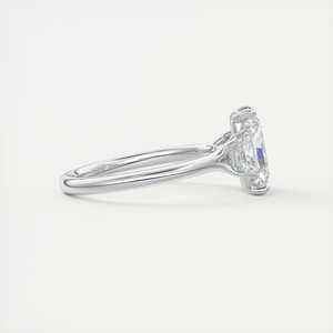 Anillo de compromiso con piedra central radiante de 2.50 quilates y piedras laterales trapezoidales en oro blanco de 14 quilates - Product Image 4