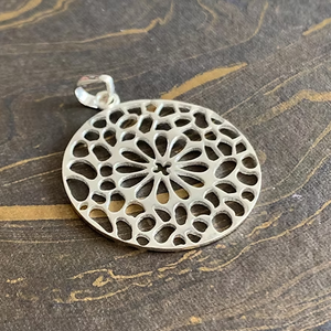 Pendentif léger en argent 925 de créateur avec motif floral pour hommes et femmes, à porter au quotidien - Product Image 4