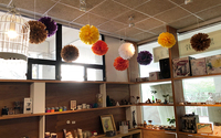 Vente en gros usine : Décorations suspendues artisanales adorables en papier de soie de 5,75 pouces, Pompons, Fleurs et Boules pour Fêtes, Mariages, Noël et Intérieur