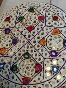 หมวกปักลายมือทำแบบซินธี หมวกพื้นเมืองปากีสถาน หมวกวัฒนธรรมชาติซินธี หมวกสวดมนต์มุสลิมทำมือ - Product Image 3