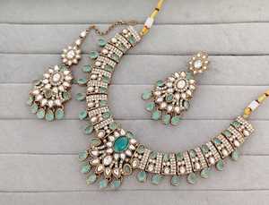 Conjunto de Collar Choker Kundan Chapado en Oro Antiguo Tradicional Indio con Cuentas de Piedras Preciosas Multicolores, Estilo Navratna, Conjunto de Joyería Nupcial - Product Image 1