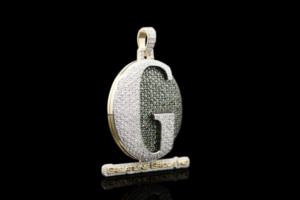 Collier pendentif hip-hop personnalisé en moissanite glacée octogonale avec chiffres romains par The For Legacy - Product Image 1