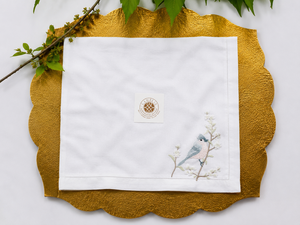 Serviette en lin avec motif d'oiseaux et de branches florales, adoucit et embellit les tables. - Product Image 1