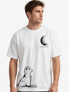 เสื้อยืดคอกลมแขนสั้นสีขาวสำหรับผู้ชายของโอเน็น อาร์แพร์เนลพร้อมลายพิมพ์แมวและพระจันทร์ - Product Image 6