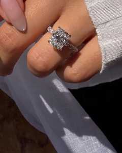 Anillo de compromiso de oro de 14K con diamante cultivado en laboratorio de corte cojín de 3.5 ct, engaste de 4 puntas, corona compartida, solitario, banda nupcial para mujer, venta al por mayor - Product Image 4