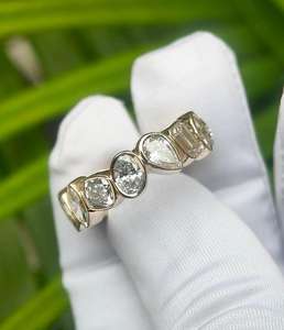 Anillo de promesa de moissanita premium con corte de diamante en múltiples formas para unisex, plata 925 original con baño de oro, joyería moderna personalizable. - Product Image 3