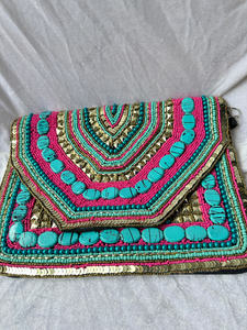 Bolso de mano con cuentas de turquesa, bordado tribal rosa, lentejuelas, estilo bohemio, artesanal, para festivales, a la moda - Product Image 2