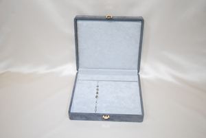 กล่องจัดระเบียบสร้อยข้อมือทรงสี่เหลี่ยมแนวตั้ง โครงสร้างมุมโค้งมนแบบญี่ปุ่น ภายในบุผ้ากำมะหยี่ ขนาด 243x213x50 มม. สำหรับวันวาเลนไทน์ - Product Image 4