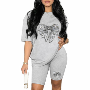 Ensemble 2 pièces décontracté d'été pour femme avec t-shirt en coton et short cycliste orné d'un nœud en strass, tenue streetwear personnalisable avec logo 2026 - Product Image 1