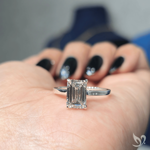 Superbe bague de fiançailles moderne en or blanc 10 carats avec diamant de laboratoire émeraude taille étagée de 2 carats, sertie en cathédrale, modèle solitaire - Product Image 6