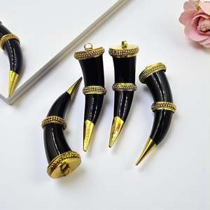 Colgante de Cuerno de Búfalo Natural con Tapas en Tono Dorado, Forma Curva Pulida, Decoración y Regalo de Boda Negro BURAQ HANDICRAT - Product Image 3