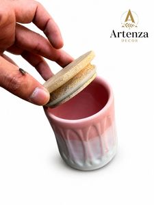 Pot à bougie en céramique rose, cylindre gaufré, support de bougie décoratif avec couvercle en bois pour la décoration de la maison - Product Image 2