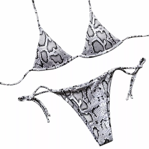 Ensemble bikini femme imprimé serpent jaune fluo, haut dos nu et bas string, maillot de bain 2 pièces, tenue de plage extensible et tendance - Product Image 1