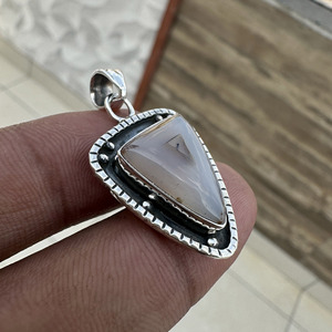 Pendentif Triangle Vintage en Argent Sterling 925 avec Agate Naturelle de Montana et Sertissage Bezel, Bijou Unisexe, Idéal Cadeau de Fête, Vente en Gros - Product Image 4