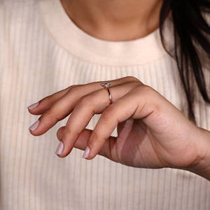 Anillo de compromiso de tres piedras de diamante cultivado en laboratorio con corte de cojín, Diamante redondo lateral, ajuste de punta de doble garra, platino para bodas - Product Image 5