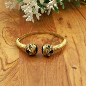 Bracelet manchette vintage en laiton avec accents de pierres vertes, jonc ajustable ouvert, bijoux de mode en gros - Product Image 2