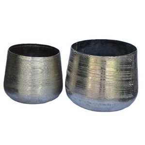 Pot de fleurs en métal martelé en aluminium, vase, décoration d'intérieur, table pour centre de table floral, aspect argenté, disponible en or, décoration d'intérieur - Product Image 1